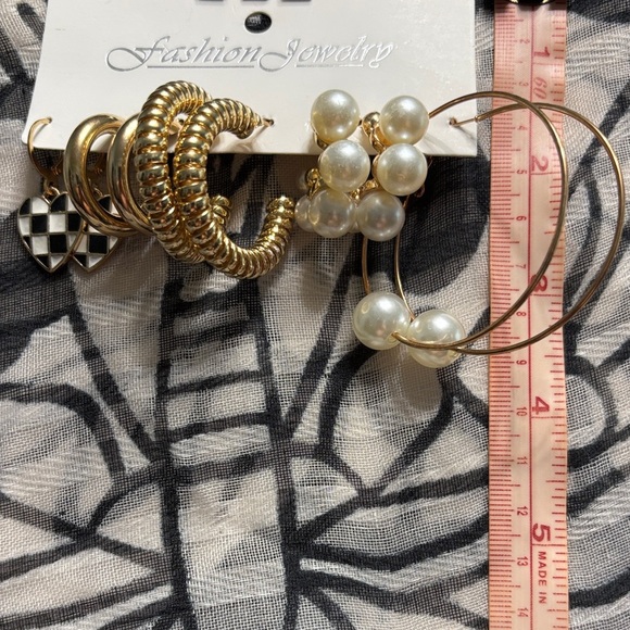 Jewelry - 🖤Chic Gold and Pearl Hoop Earrings🖤